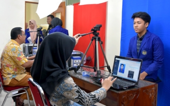 Pengambilan pasfoto untuk KTM di UNY